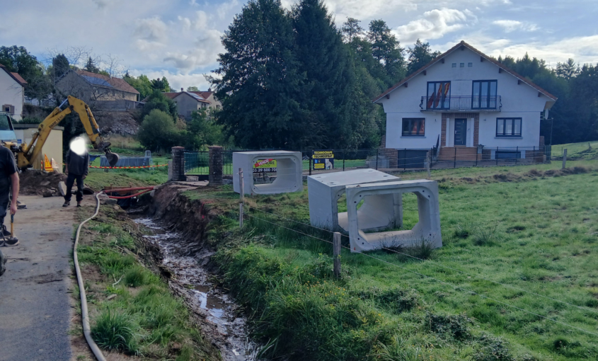 Chantier de la semaine – Gedimat TP à Entre-deux-Eaux (88) : réalisation d’un accès au-dessus d’un cours d’eau pour desservir une maison individuelle et un chemin forestier. Pose de 10 mètres d’Aquacadre en béton Bonna Sabla, composés de 5 éléments de 2 mètres de long, pesant environ 5 à 6 tonnes chacun, avec déchargement à l’aide d’une grue PPM. Le chantier a nécessité une importante préparation en collaboration avec la commune et la police de l’eau.